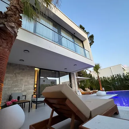 Nicos Villa